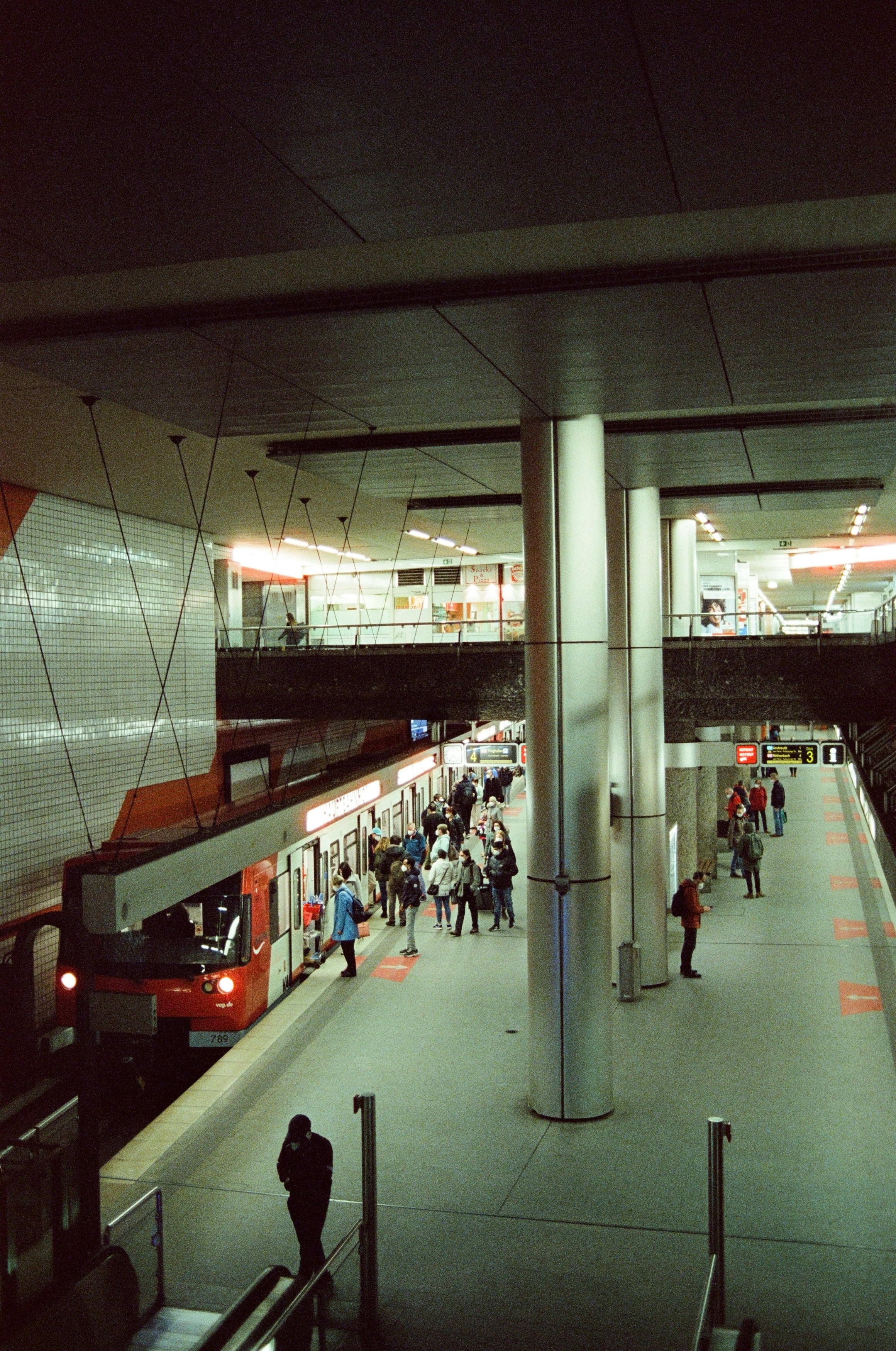 metro stazione persone.jpg